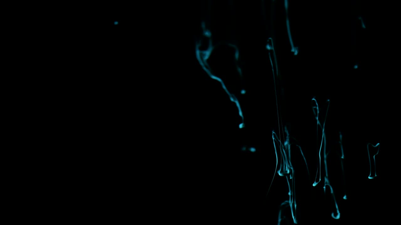 efecto de tinta blanca en el agua filmado en fondo negro. tinta abstracta creando formaciones de nubes maravillosamente únicas. filmado en 4k
