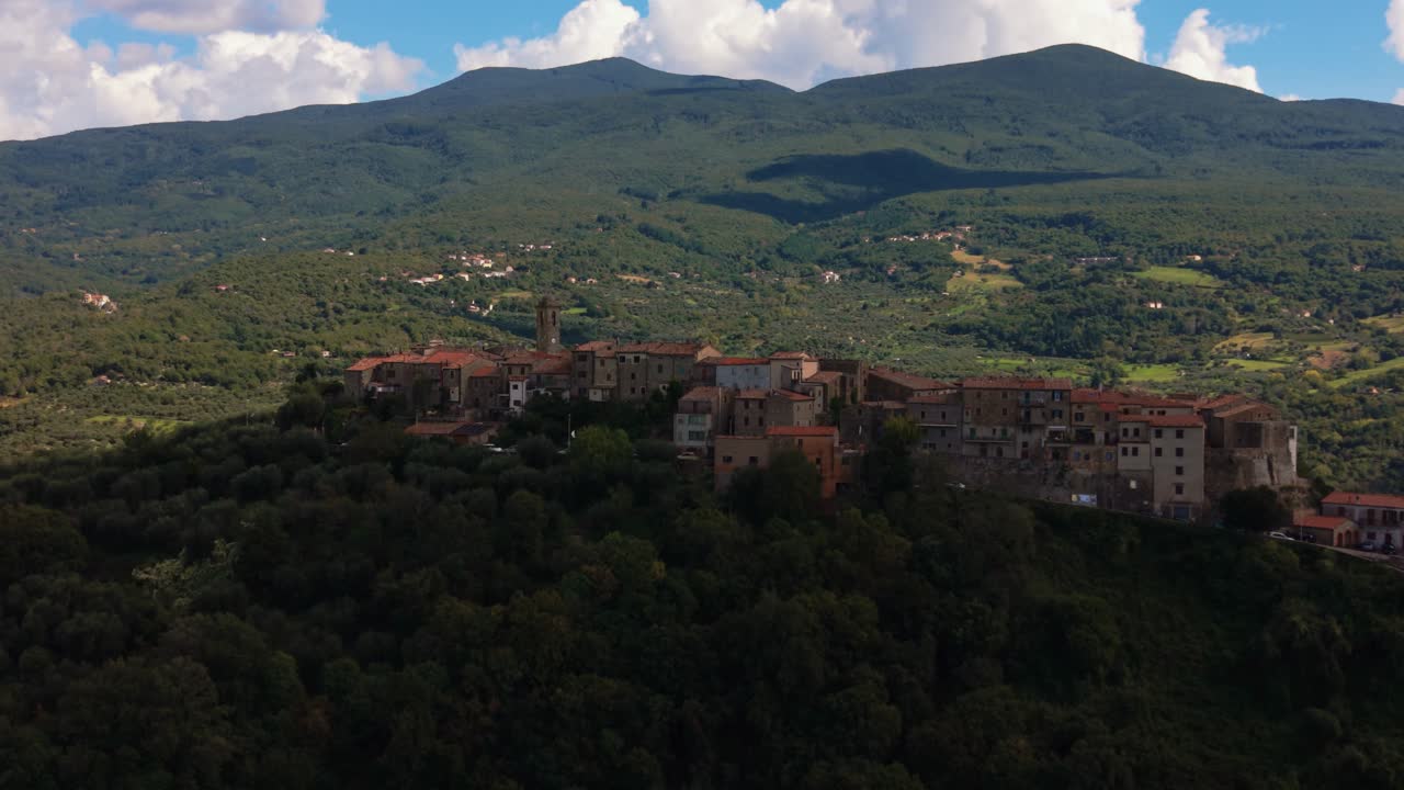 Il borgo antico di Montegiovi su una collina con viste panoramiche sul Monte Amiata e sul paesaggio forestale. Vista aerea