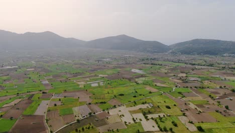 Langsamer-Dolly-über-Landwirtschaftlichen-Feldern-In-Lastihi-Auf-Kreta