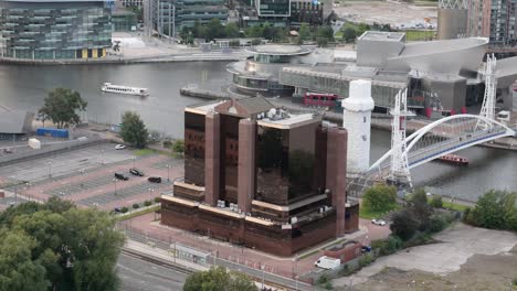 Quay-West-Building-And-Millennium-Bridge-With-The-Lowry-And-The-Quays-In-Salford,-Manchester,-England,-UK