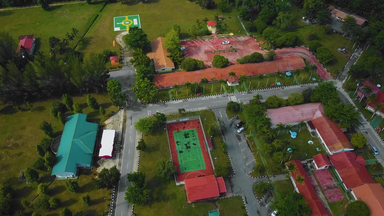 야자유 공장 폐수 거주지의 영화적 드론 영상은 인도네시아에 있는 야자나무 삼림 벌채로 둘러싸인 건물, 주택, 주요 도로 및 인프라로 구성되어 있습니다.