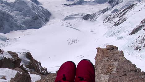 Sentado-En-El-Campo-Base-Del-Foraker-De-Montaje-De-Borde