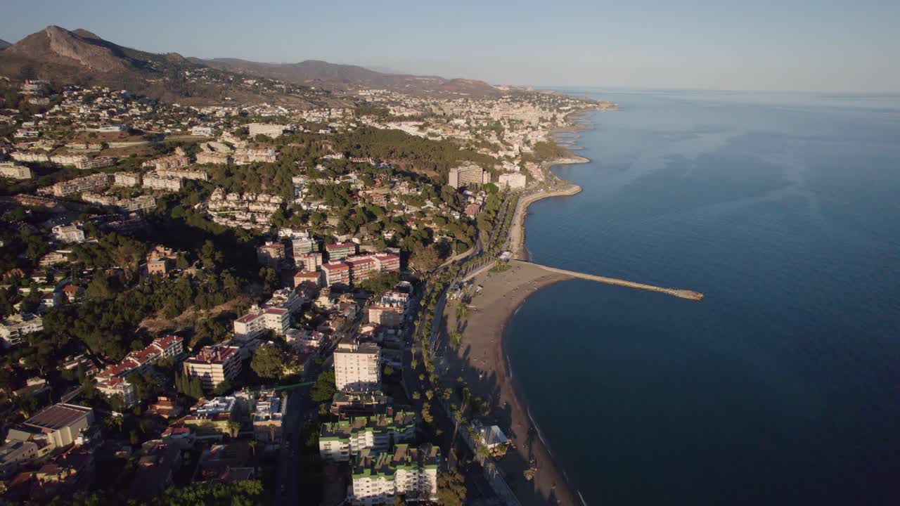 vista aérea durante un día soleado sobre la costa mediterránea de málaga, españa