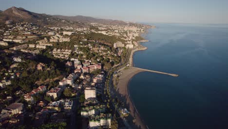 Vista-Aérea-Durante-El-Día-De-Sol-Sobre-La-Costa-Mediterránea-De-Málaga,-España