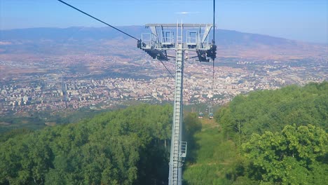 Vista-Panorámica-De-Un-Pueblo-Urbano-Desde-Un-Teleférico-En-Las-Montañas