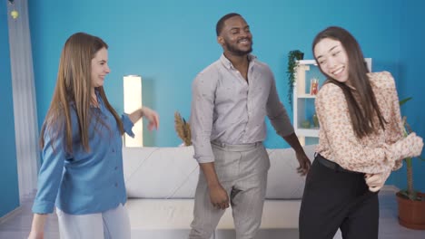 jóvenes de diferentes razas divirtiéndose bailando en casa.