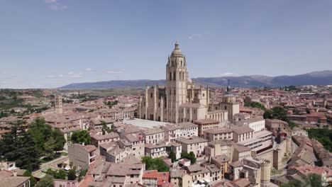 Kathedrale-Von-Segovia-In-Spanien-An-Einem-Sonnigen-Tag,-Aufnahme-Von-Luftaufnahmen,-Kreisen