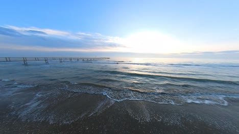 Pier-Aus-Metall-Und-Stahl-Mit-Leichter-Struktur-Am-Strand-Von-Rimini-In-Italien