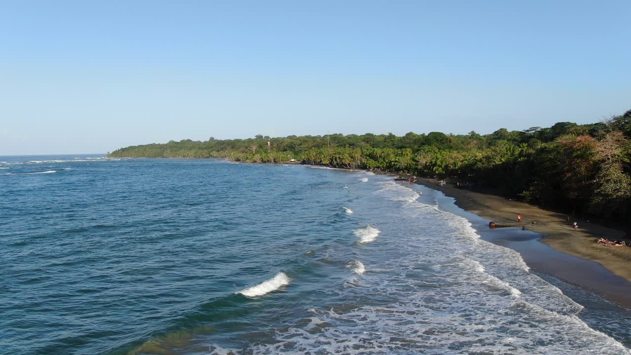 vista de drones de la playa de costa rica que muestra el mar, la costa y el bosque