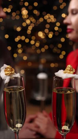 una pareja disfrutando de una cena romántica.