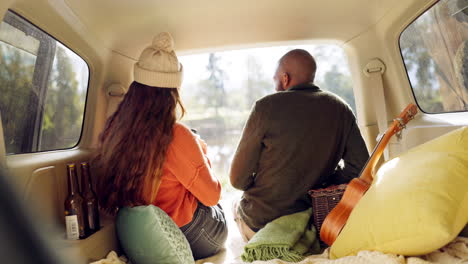 Abrazo,-Invierno-Y-Una-Pareja-En-Un-Coche-Para-Un-Viaje-Por-Carretera