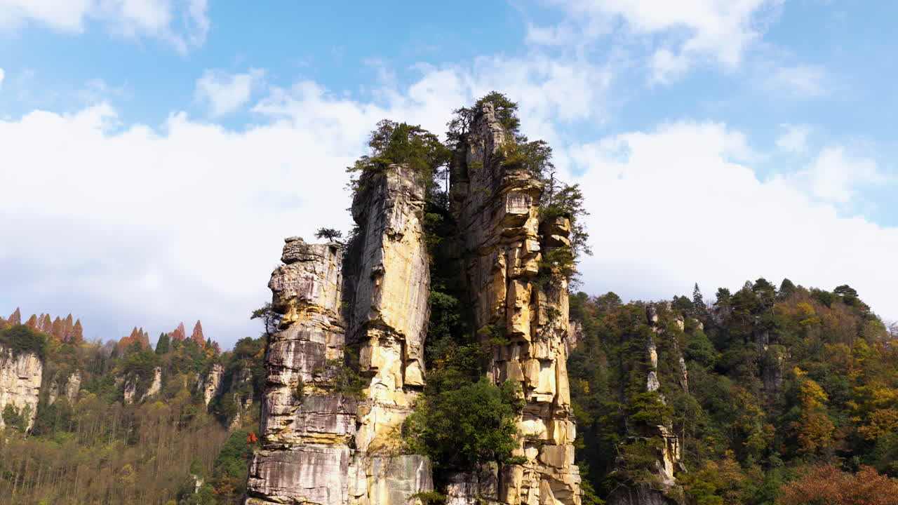 Imponente pilastro di arenaria quarzifera nel Parco forestale nazionale di Zhangjiajie nella provincia di Hunan, Cina. Primo piano con drone