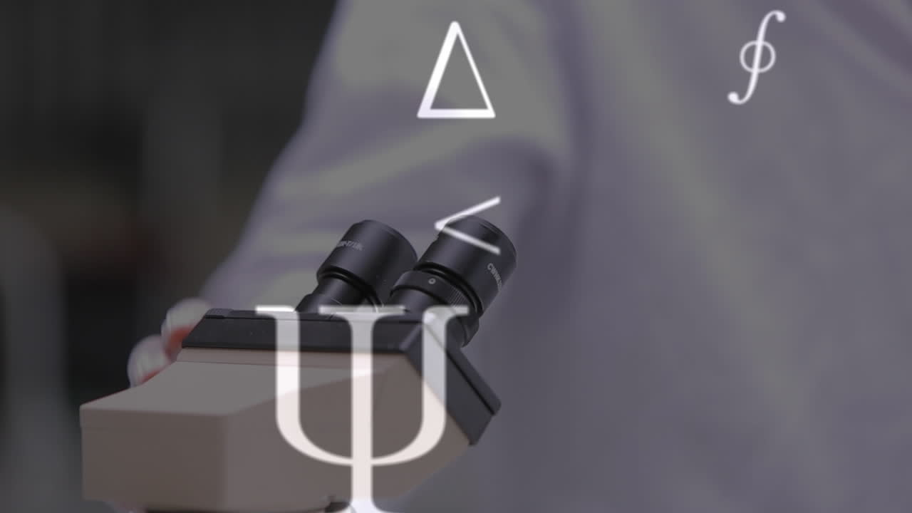 수학적 기호를 실험실에서 현미경을 사용하여 남성과 여성 의료 인력에 대항합니다.