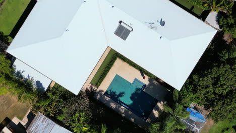propiedad de lujo con drones aéreos en un suburbio residencial