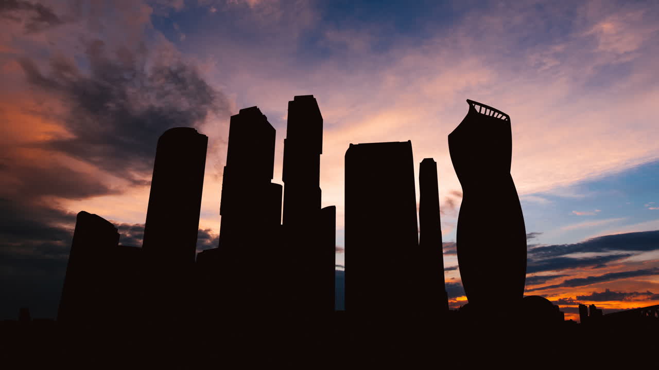 Silueta del horizonte de la ciudad al atardecer