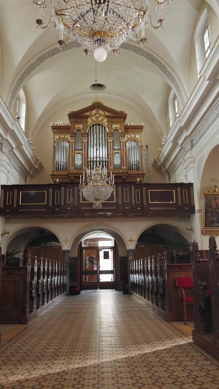 Interno di una chiesa cristiana vuota con un bellissimo altare, architettura sacra e arte religiosa