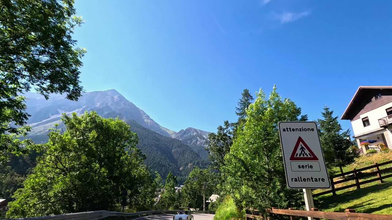 conduciendo a través de un pintoresco pueblo de montaña