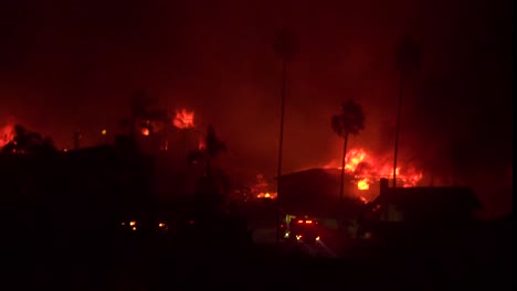 las casas se queman en todas las laderas en un infierno por la noche durante el incendio de 2017 thomas en el condado de ventura, california 2