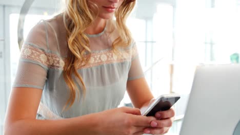 hermosa mujer enviando mensajes de texto en el teléfono móvil