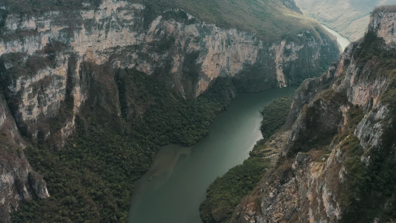 altas paredes montañosas con exuberante vegetación en el cañón del sumidero en el estado de chiapas, sur de méxico