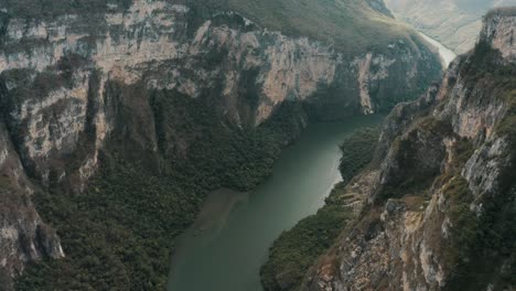 位於墨西哥南部奇亞帕斯州的蘇米德羅峡谷 (sumidero canyon) 的高山壁和茂盛的植被