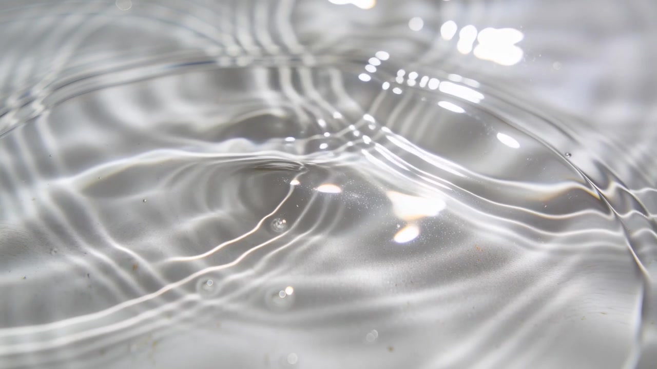 中央に乱れが生じ、トレイの水面に広がる波紋が干渉し合っている様子。