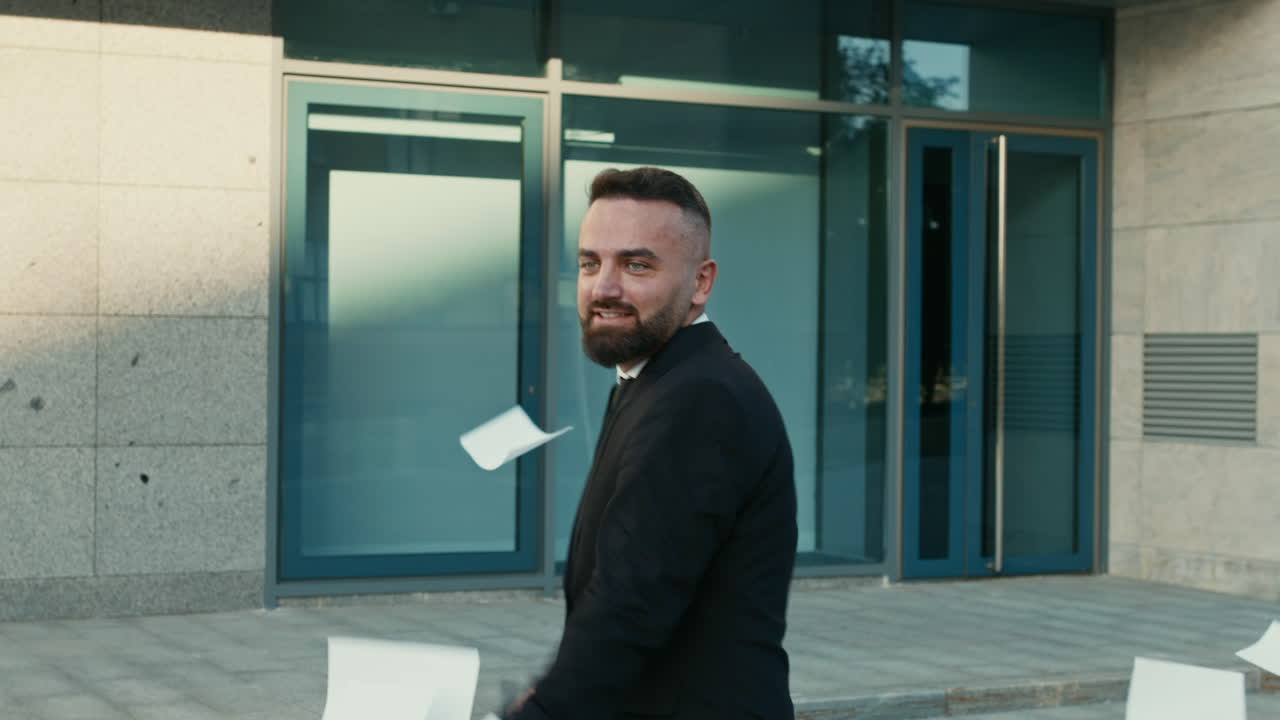Uomo d'affari felice che festeggia