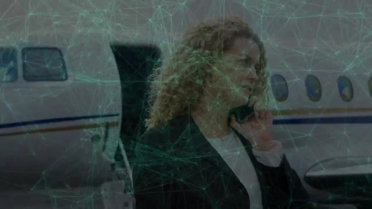 Mulher atendendo uma ligação na pista do aeroporto, com sobreposição de rede marcando dados do jato enquanto coordena o voo.