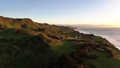 Agricultura-Costera-En-La-Isla-Norte-De-Nueva-Zelanda,-Con-Vistas-Al-Océano.