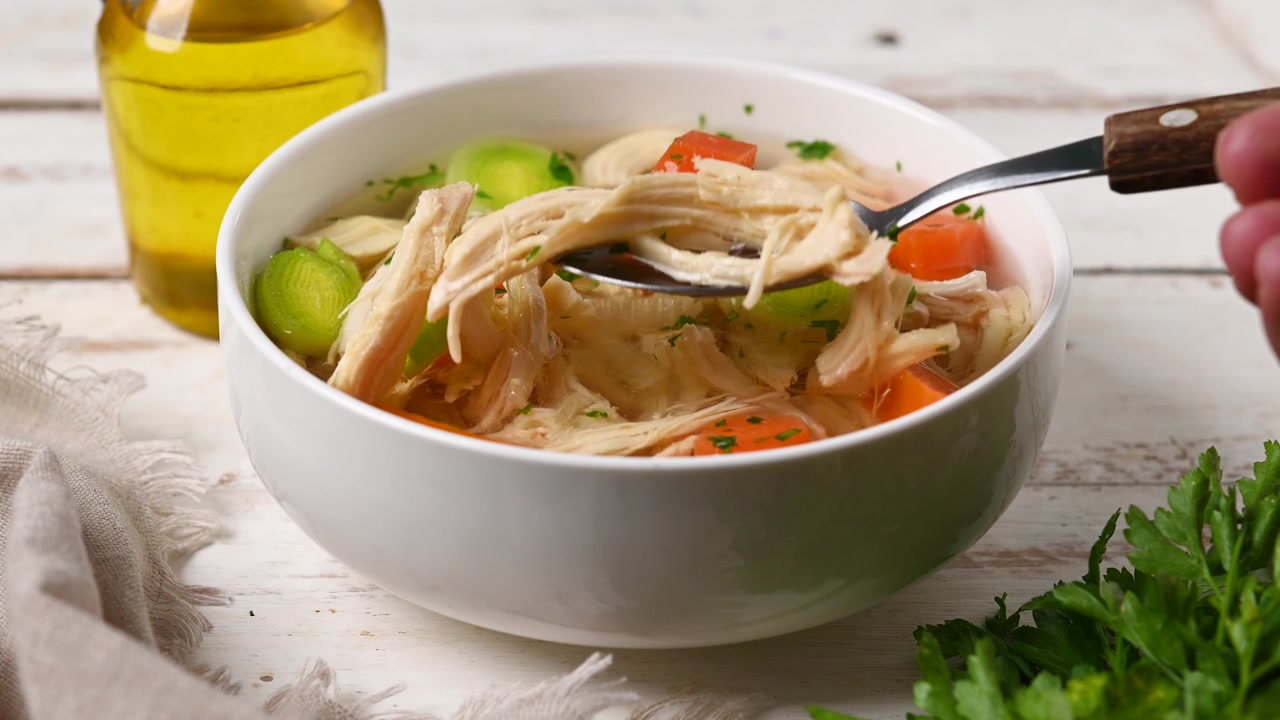 Hjemmelavet kyllingesuppe i hvid skål