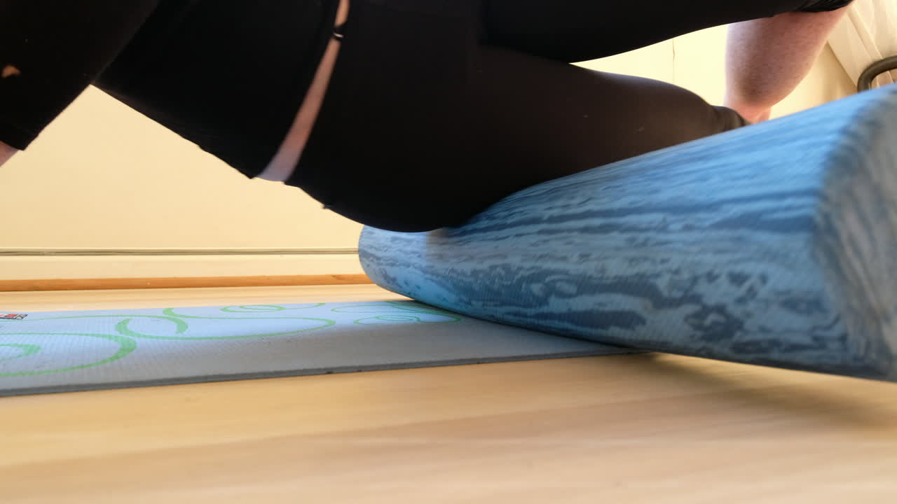 홈 체육관에서 코어 근력 운동을 하는 30대 여성