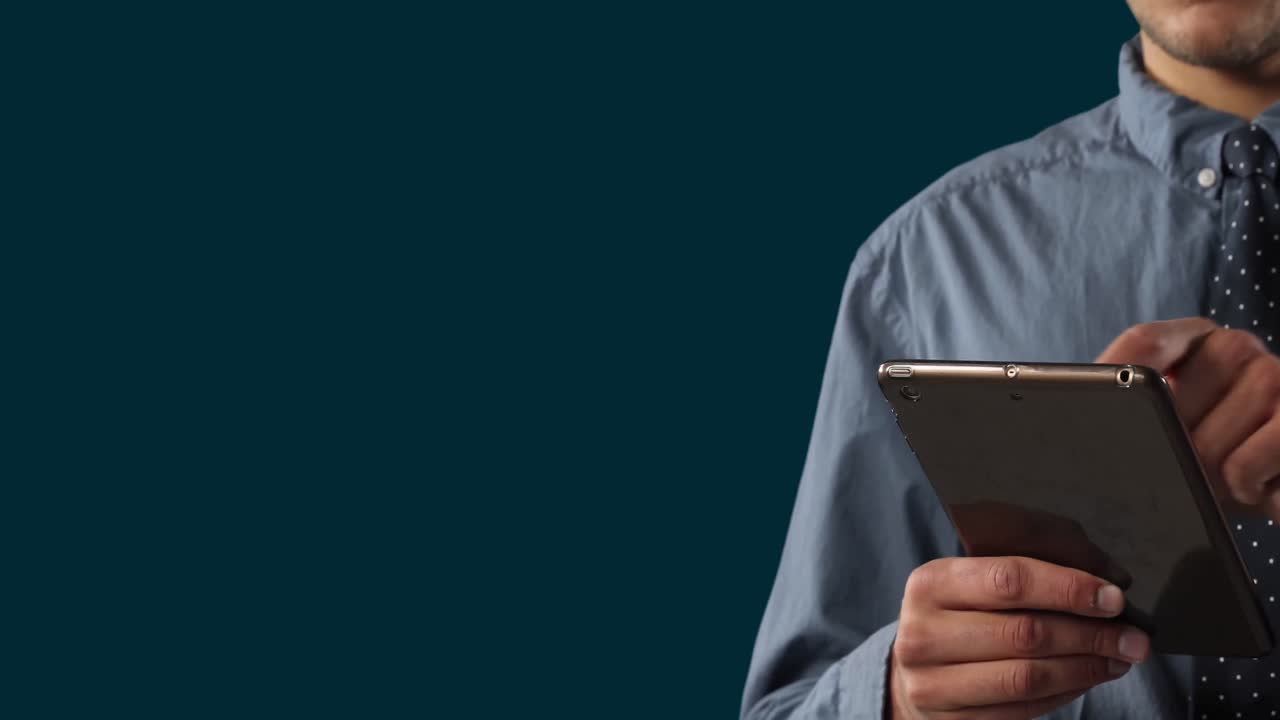 animación de la sección media de un hombre caucásico navegando en una tableta digital contra un fondo negro