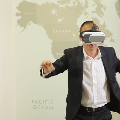 hombre de negocios usando gafas vr