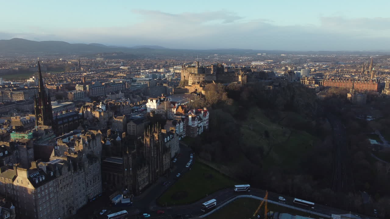 Luftfoto af Edinburgh Slot ved daggry fra Princes Street