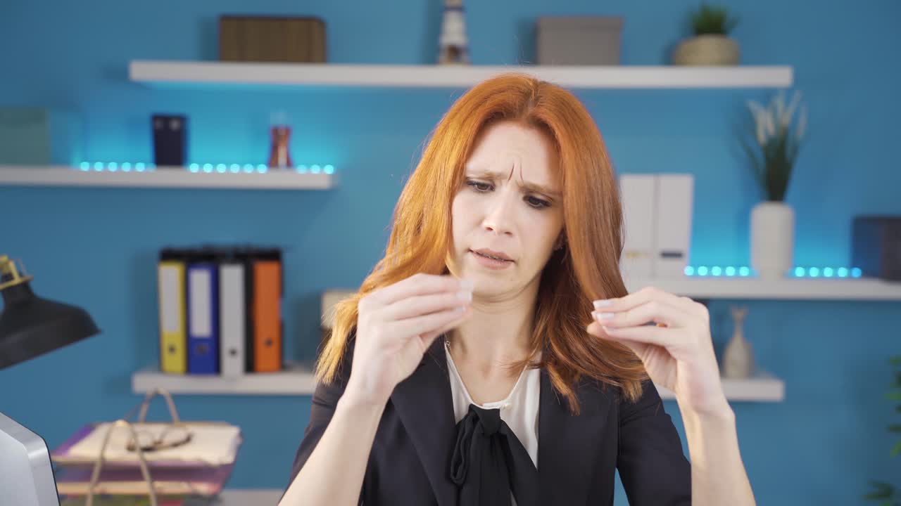 una mujer de negocios infeliz, tocando con las manos, hablando con su jefe de nuevo, trabajando horas extras.