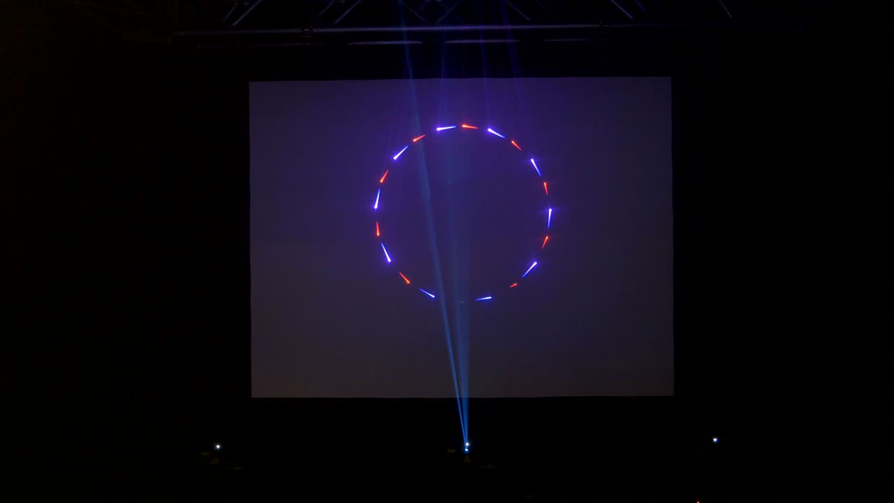프로젝터 스크린에 다채로운 빛의 루프