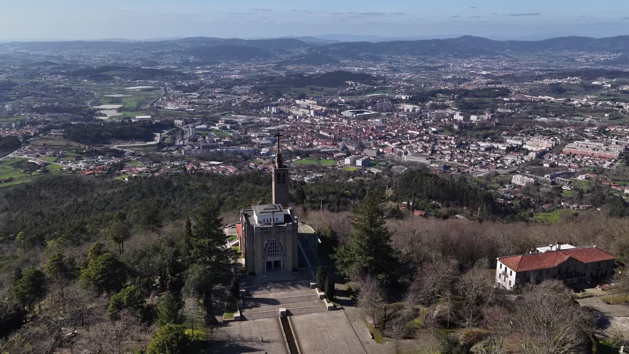 Droneoptagelse af Penha helligdomskirke og afsløring af Guimaraes by. Europas grønne hovedstad.