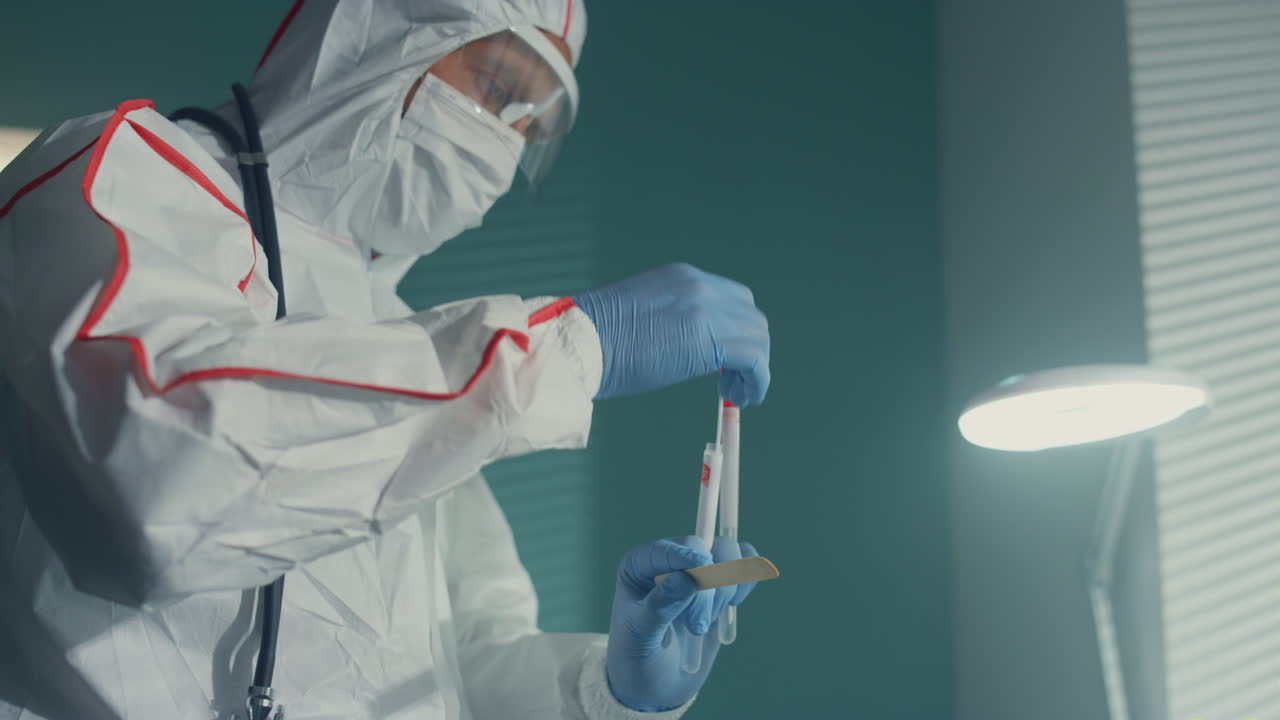 의사가 병실에서 코로나19 스와브를 찍고 있습니다. 감염 부서에서 전문가가 일하고 있습니다.