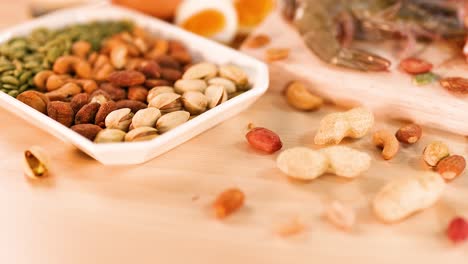 variedad de nueces, carnes y mariscos exhibidos