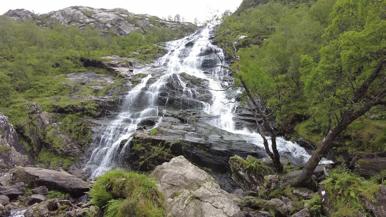 las cataratas de steall glen nevis en las tierras altas de fort william, escocia.