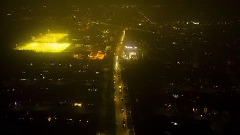 hiperlapso de drones de tráfico en hora punta en manchester, inglaterra en una noche de niebla