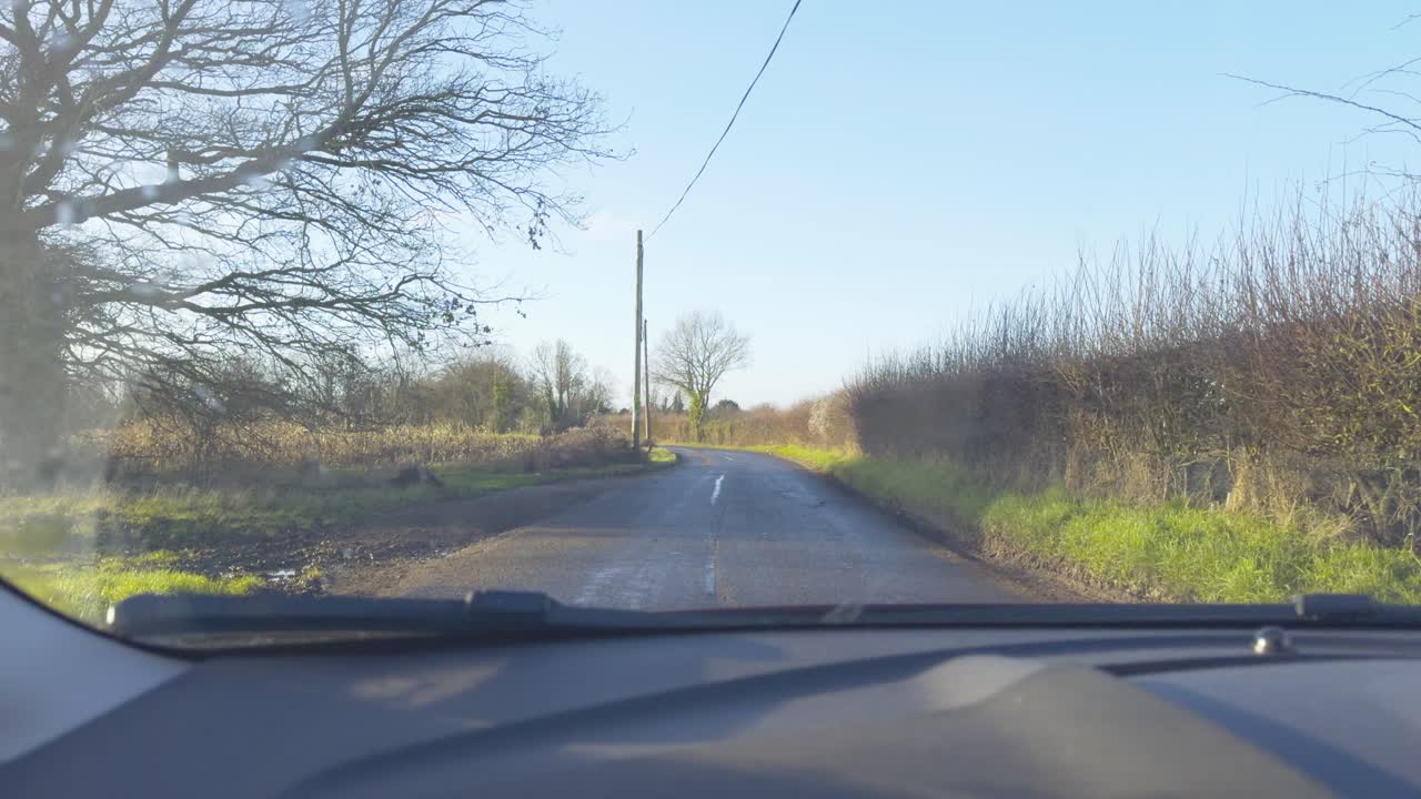 Guida a sinistra su una strada di campagna del Regno Unito