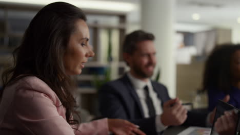 Equipo-De-Empleados-Hablando-De-Desarrollo-Financiero-En-El-Centro-De-Oficinas-De-La-Empresa-Multiétnica.