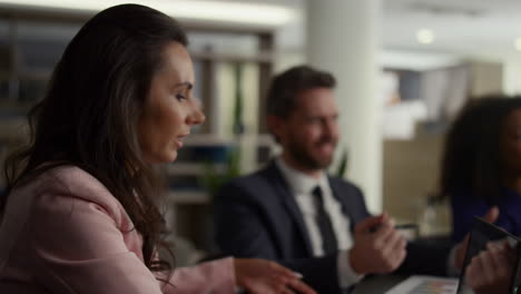 equipo de empleados hablando sobre el desarrollo financiero en el centro de oficinas de una empresa multiétnica.