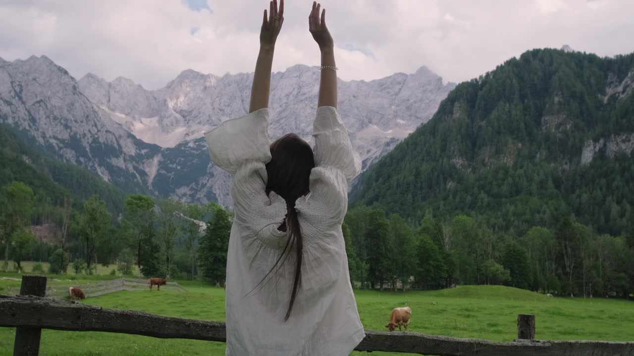 알프스 산맥 의 전망 을 즐기는 여자