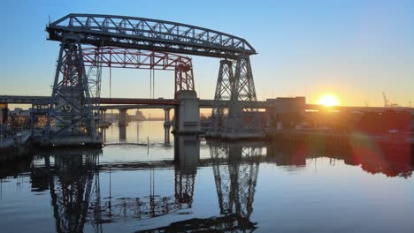 Vista-Aérea-Del-Icónico-Puente-Transportador-Histórico-Al-Atardecer-En-La-Boca,-Argentina