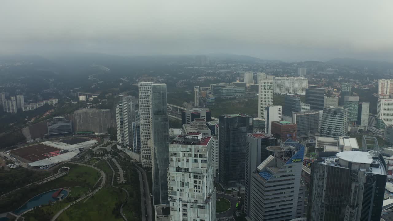 Voo aéreo sobre arranha-céus da Cidade do México em um dia nublado e encoberto