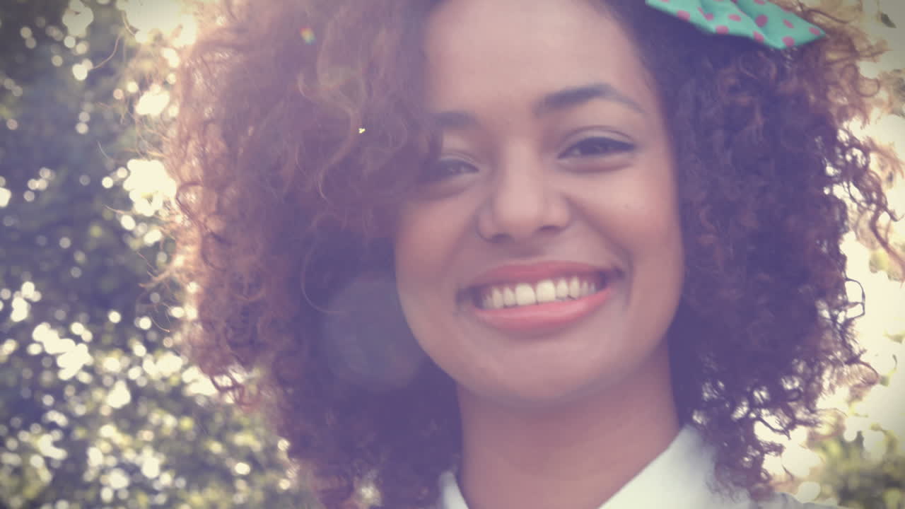 en formato de alta calidad bonita hipster sonriendo a la cámara