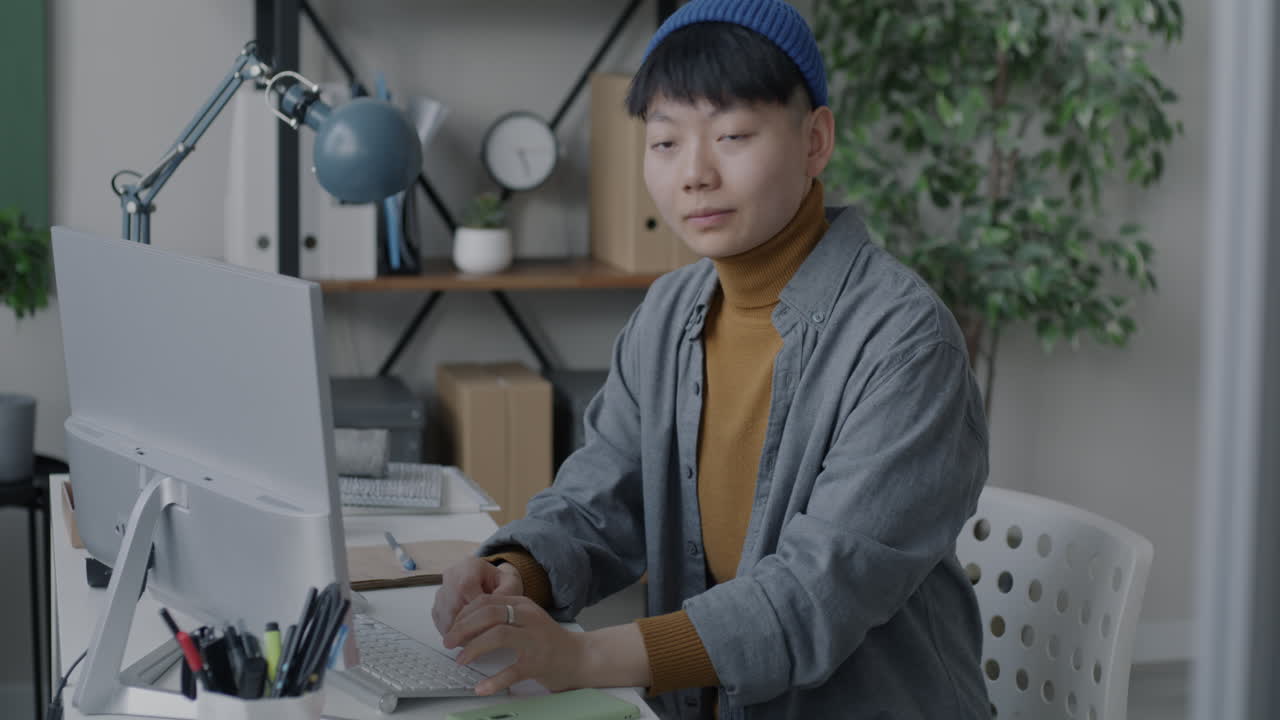 현대적 인 사무실 에서 컴퓨터 에서 일 하는 여자