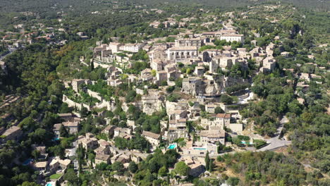 Pueblo-En-La-Cima-De-Una-Colina-De-Gordes,-Famoso-Destino-Para-Hoteles,-Castillo,-Vaucluse,-Luberon.